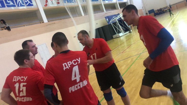 В СК «Химик» прошел очередной тур чемпионата Россошанского муниципального района по волейболу.. В СК «Химик» прошел очередной тур чемпионата Россошанского муниципального района по волейболу..